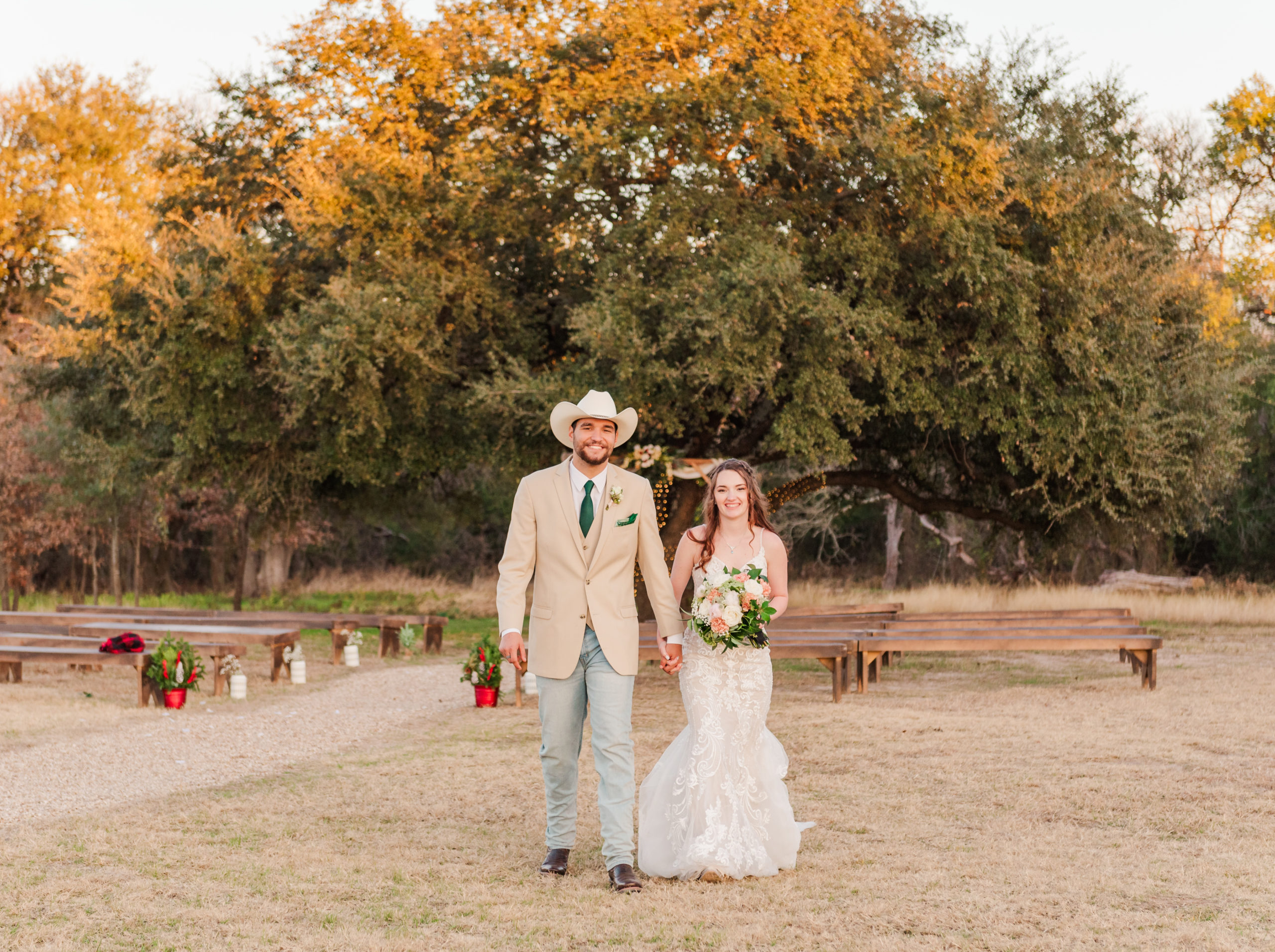 bride and groom portraits while at wedding venue leather berry oaks
